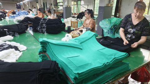 Produktion von übergroßen Pullovern in China, Herstellung von Babypullovern