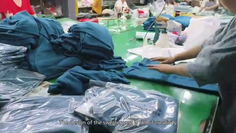 maglione ricamato a forma di cuore da donna di English Factory