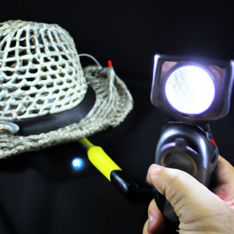 釣り用懐中電灯を手に持たなくても、発光する水中ライトを帽子に固定できるように集中してください